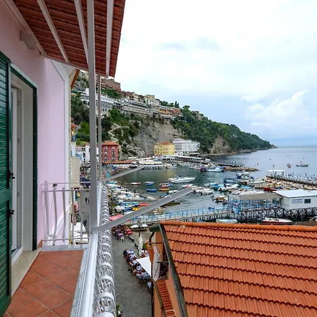 Vendégház Caruso Sea View 4*